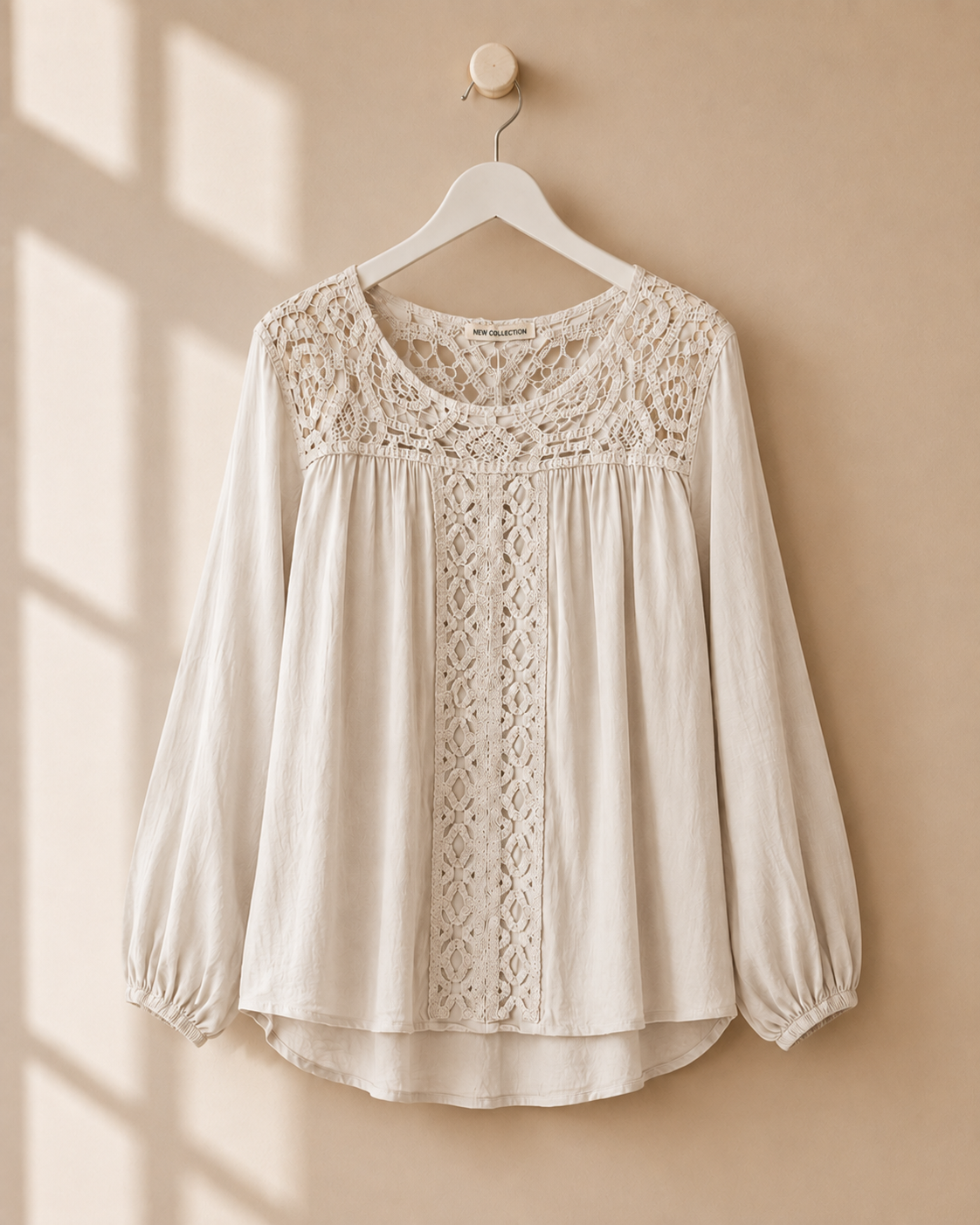 Blus Bella med virkade spetsdetaljer i beige – Dimoda