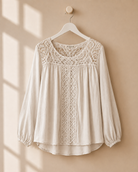 Blus Bella med virkade spetsdetaljer i beige – Dimoda