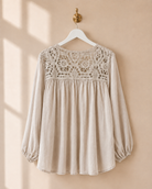 Blus Bella med virkade spetsdetaljer i beige – Mirelle