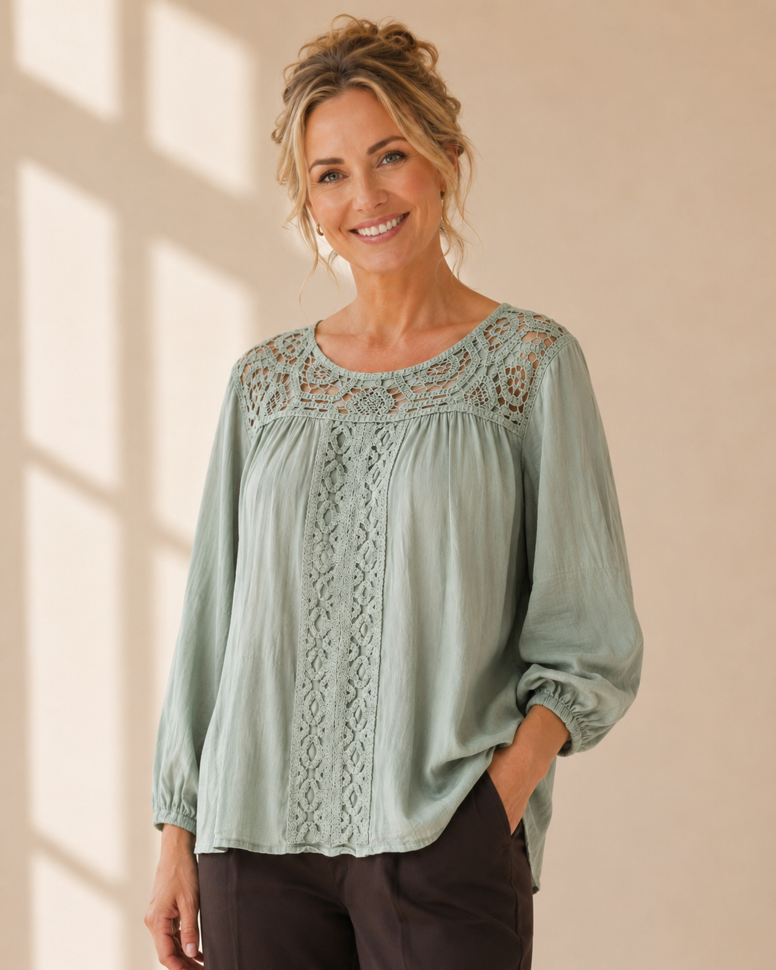 Blus Bella med virkade spetsdetaljer i lindblomsgrön – Dimoda