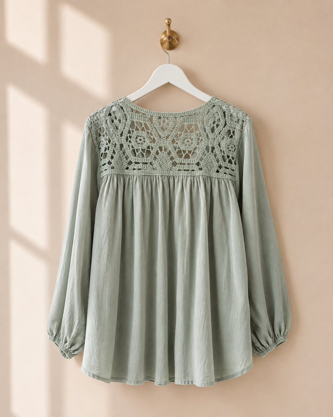 Blus Bella med virkade spetsdetaljer i lindblomsgrön – Dimoda