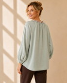 Blus Meja med pärlbrodyr i lindblomsgrön – Mirelle Design