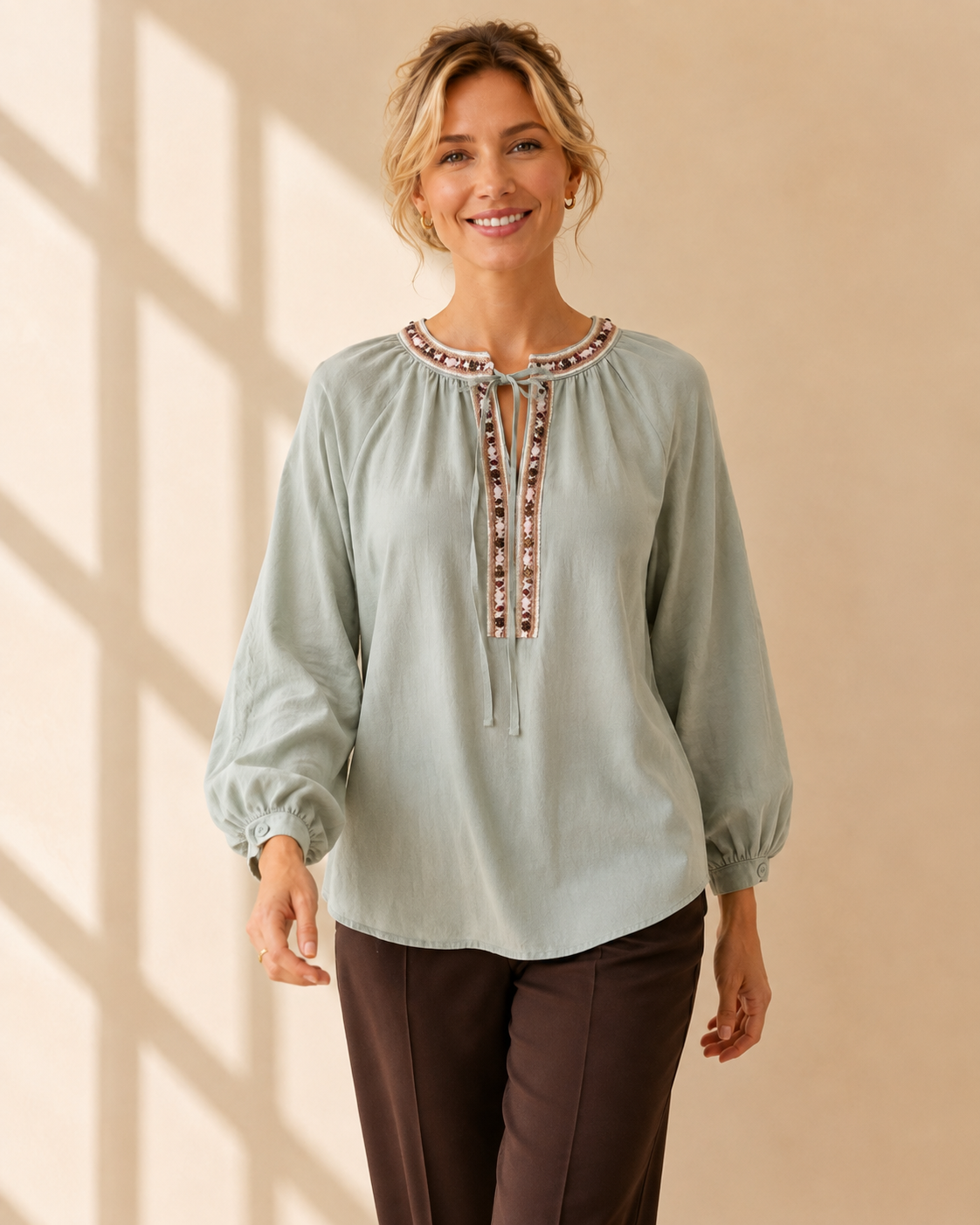Blus Meja med pärlbrodyr i lindblomsgrön – Mirelle Design