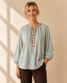 Blus Meja med pärlbrodyr i lindblomsgrön – Mirelle Design