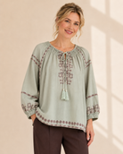 Blus Strid med broderi i lindblomsgrön – Mirelle Design 