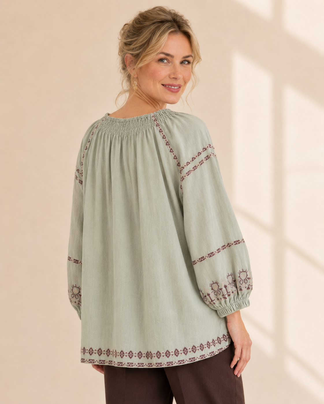 Blus Strid med broderi i lindblomsgrön – Mirelle Design 