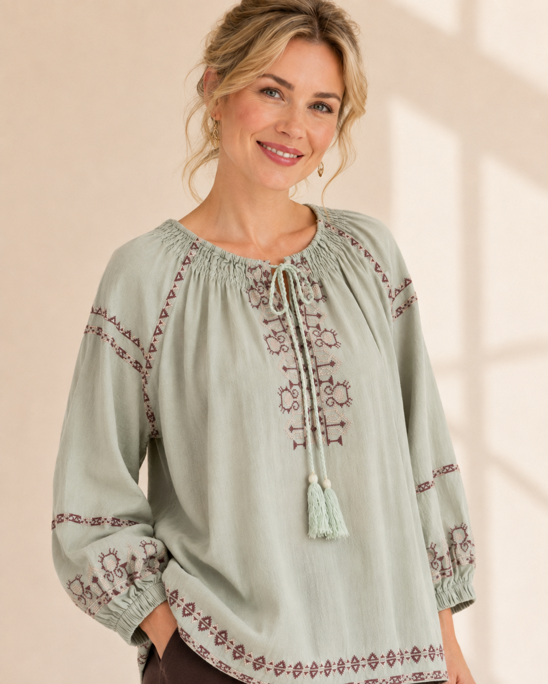 Blus Strid med broderi i lindblomsgrön – Mirelle Design 