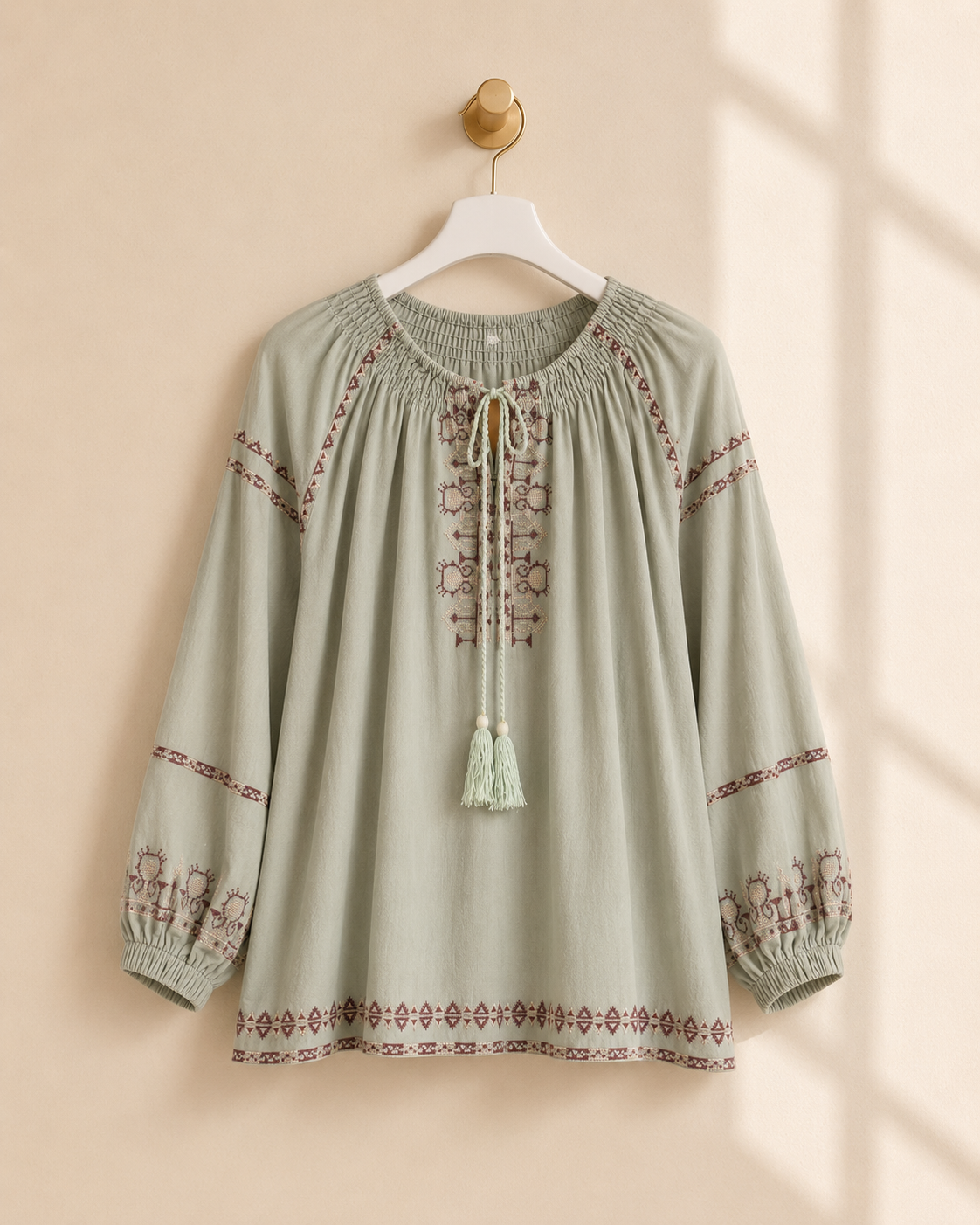 Blus Strid med broderi i lindblomsgrön – Mirelle Design 