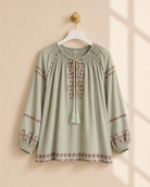 Blus Strid med broderi i lindblomsgrön – Mirelle Design 