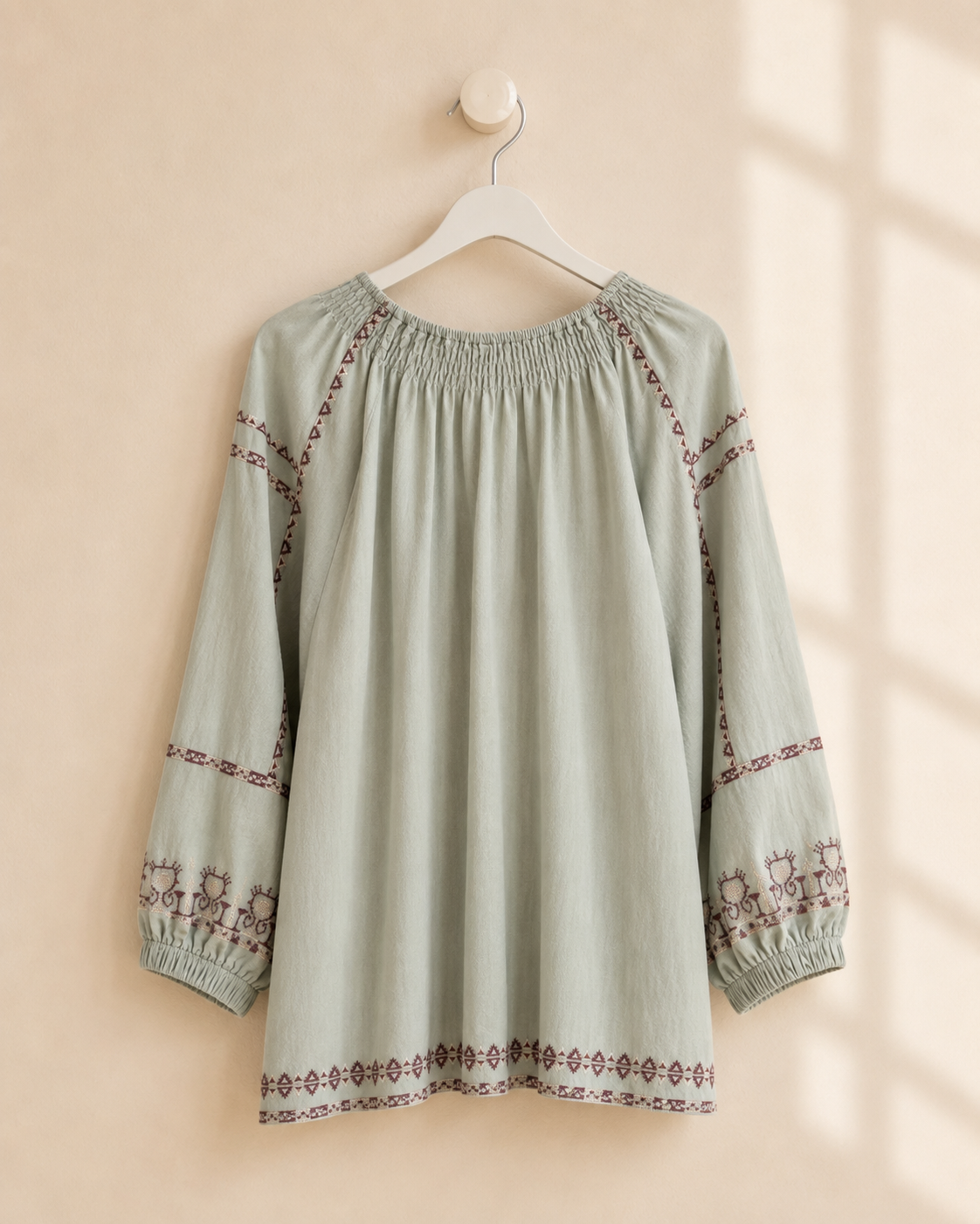 Blus Strid med broderi i lindblomsgrön – Mirelle Design 