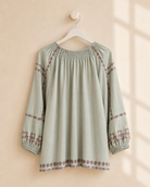 Blus Strid med broderi i lindblomsgrön – Mirelle Design 
