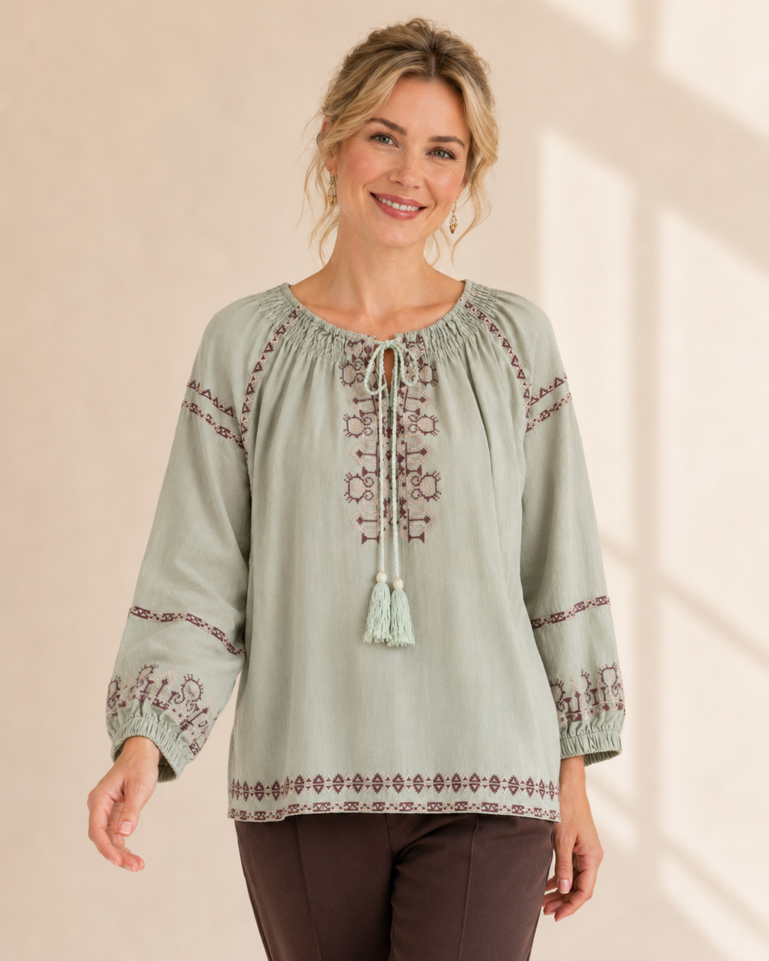 Blus Strid med broderi i lindblomsgrön – Mirelle Design 
