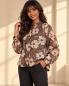 Transparent blus Lollo Blomster i brunt med stora beige och bruna blommor, vinröda blommittar, skomakarkrage och långa ärmar med manschett.