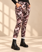 Pantalon de jogging Blomster marron à grandes fleurs dans les tons rose clair et beige, jambes fuselées et extrémités de jambes retroussées