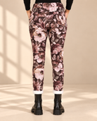Pantalon de jogging Blomster marron à grandes fleurs dans les tons rose clair et beige, jambes fuselées et extrémités de jambes retroussées