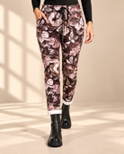Pantalon de jogging Blomster marron à grandes fleurs dans les tons rose clair et beige, jambes fuselées et extrémités de jambes retroussées