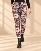 Joggers Blomster i mokkabrun med stora blommor i rosa, beige och grå toner, avsmalnande ben och uppvikta benslut