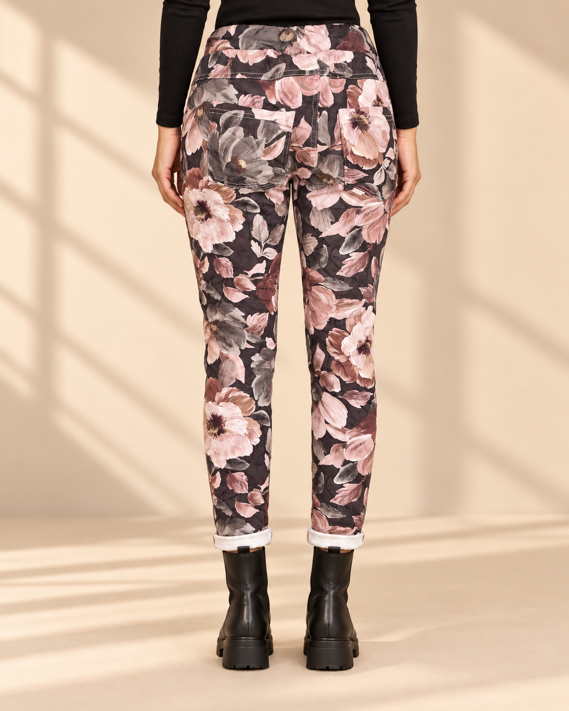 Joggers Blomster i mokkabrun med stora blommor i rosa, beige och grå toner, avsmalnande ben och uppvikta benslut