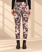 Joggers Blomster i mokkabrun med stora blommor i rosa, beige och grå toner, avsmalnande ben och uppvikta benslut