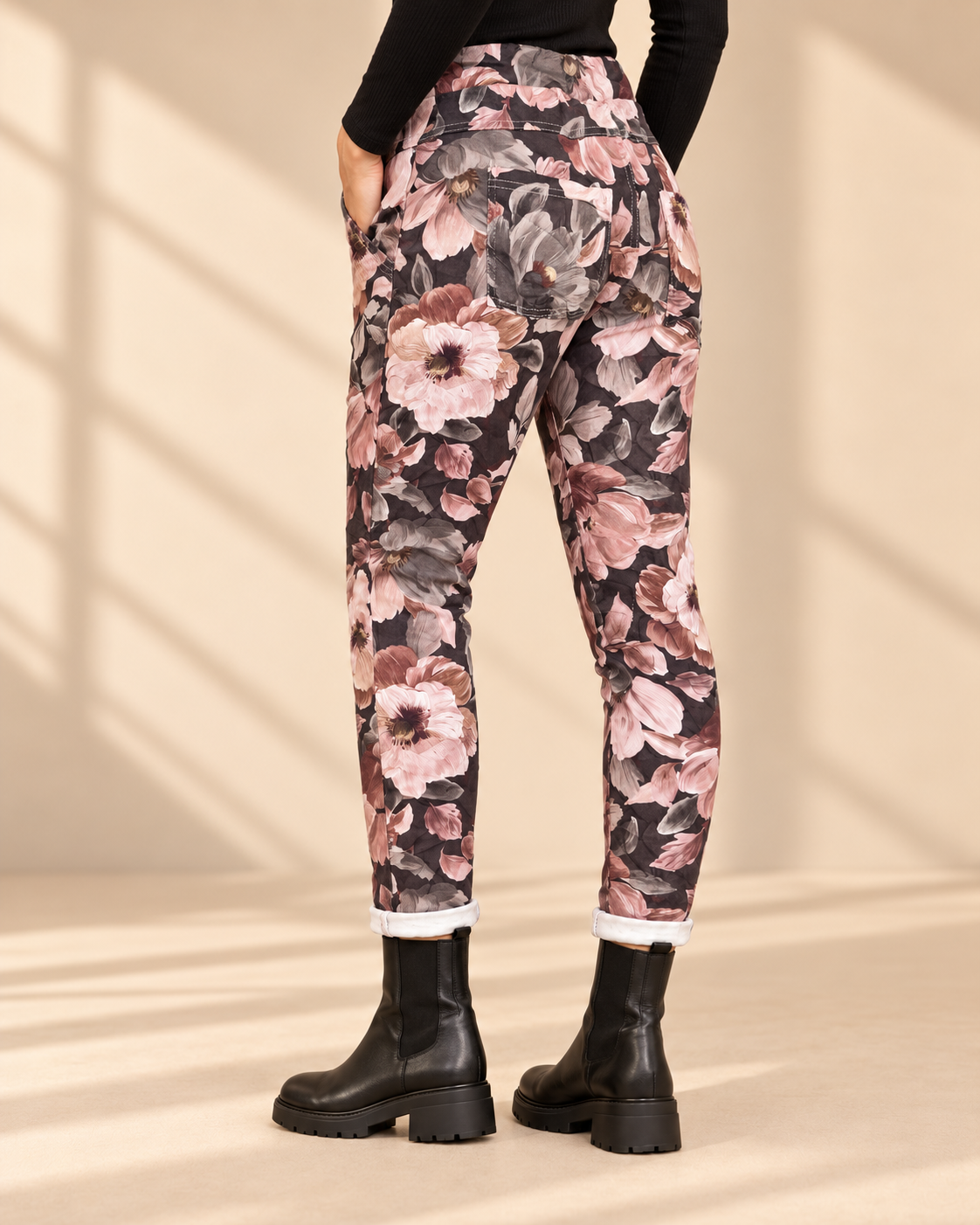 Joggers Blomster i mokkabrun med stora blommor i rosa, beige och grå toner, avsmalnande ben och uppvikta benslut