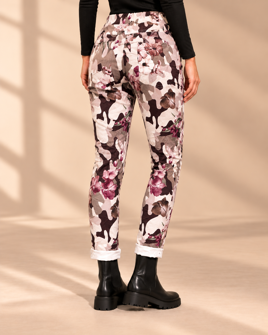 Joggers Camo & Blommor i beige med kamouflagemönster och rosa blommor, avsmalnande ben och uppvikta benslut