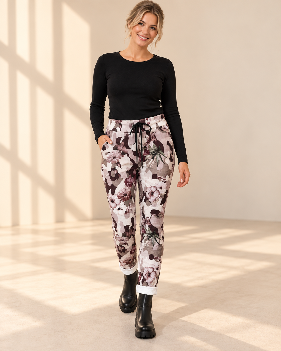 Joggers Camo & Blommor i beige med kamouflagemönster och rosa blommor, avsmalnande ben och uppvikta benslut