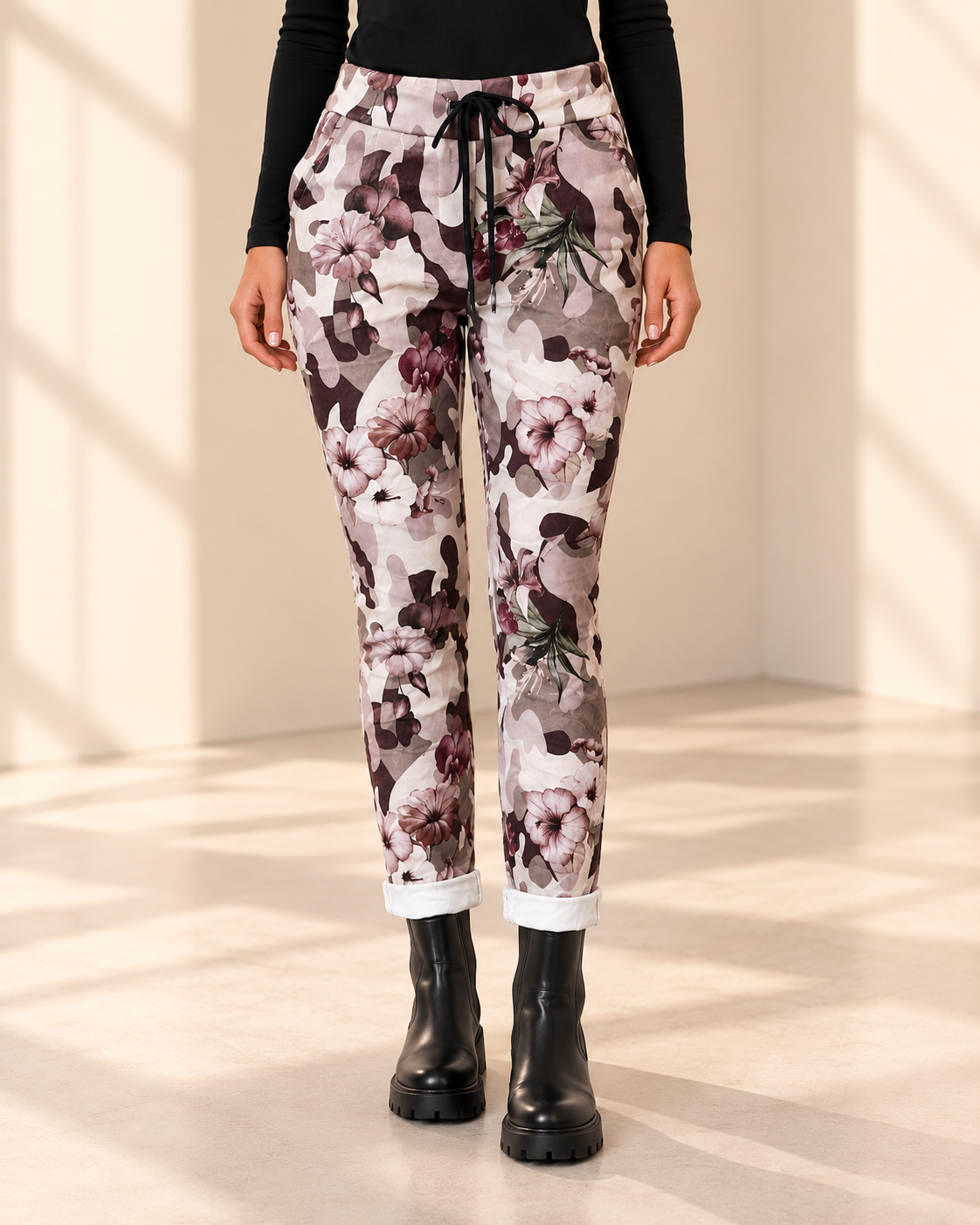 Joggers Camo & Blommor i beige med kamouflagemönster och rosa blommor, avsmalnande ben och uppvikta benslut