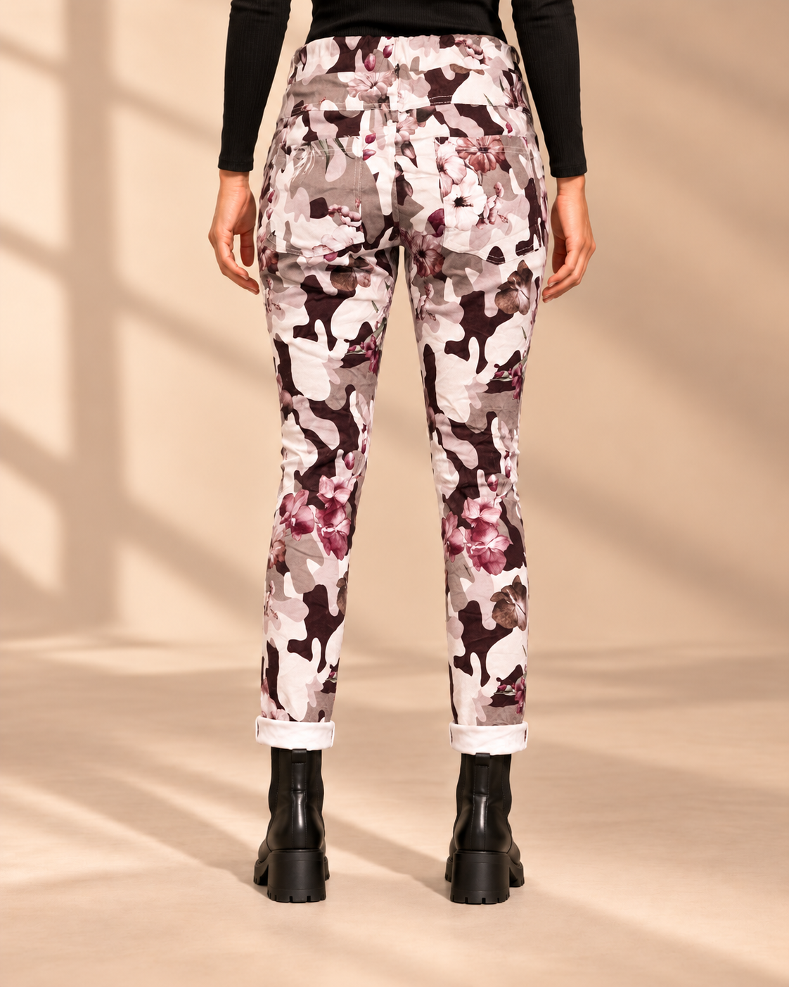 Joggers Camo & Blommor i beige med kamouflagemönster och rosa blommor, avsmalnande ben och uppvikta benslut