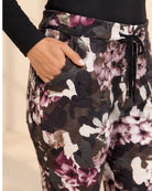 Joggers Camo & Blommor i khaki med kamouflagemönster och blommor i rosa, lila och ljusa toner