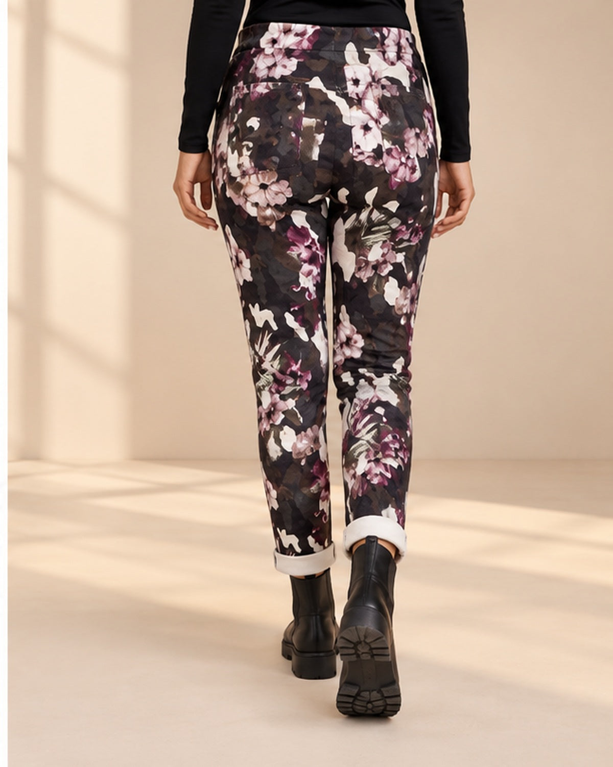 Joggers Camo & Blommor i khaki med kamouflagemönster och blommor i rosa, lila och ljusa toner