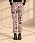 Joggers Blomster Fungo med blommönster, elastisk midja, dragsko och sidofickor, visade på modell med uppvikta benslut.