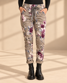 Joggers Blomster Fungo med blommönster, elastisk midja, dragsko och sidofickor, visade på modell med uppvikta benslut.