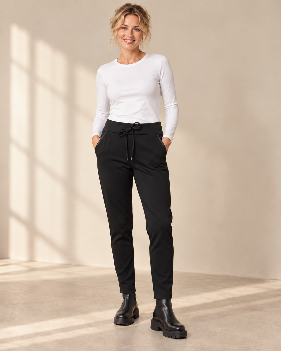 Svarta byxor Ellie från Mirelle Design med bred linning och smala ben