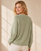 Stickad cardigan Ragnhild i lindblomsgrön – mjuk ullmix med alpaca, knäppning framtill, onesize stl 36–42