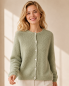 Stickad cardigan Ragnhild i lindblomsgrön – mjuk ullmix med alpaca, knäppning framtill, onesize stl 36–42