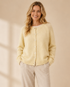 Stickad cardigan Ragnhild i citrongul – mjuk ullmix med alpaca, knäppning framtill, onesize stl 36–42"
