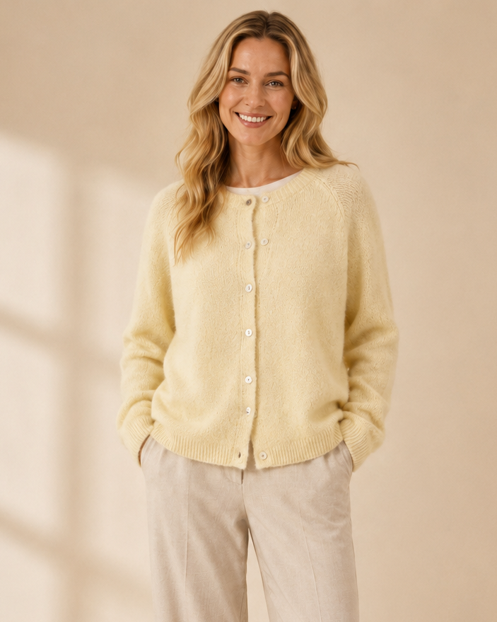 Stickad cardigan Ragnhild i citrongul – mjuk ullmix med alpaca, knäppning framtill, onesize stl 36–42"