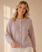 Stickad cardigan Ragnhild i lindblomsgrön – mjuk ullmix med alpaca, knäppning framtill, onesize stl 36–42