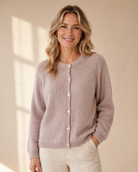 Stickad cardigan Ragnhild i lindblomsgrön – mjuk ullmix med alpaca, knäppning framtill, onesize stl 36–42