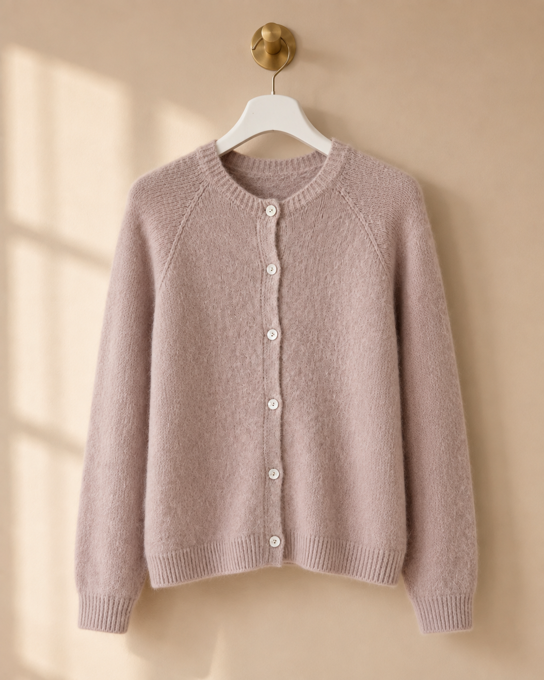 Stickad cardigan Ragnhild i lindblomsgrön – mjuk ullmix med alpaca, knäppning framtill, onesize stl 36–42