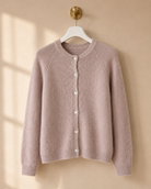 Stickad cardigan Ragnhild i lindblomsgrön – mjuk ullmix med alpaca, knäppning framtill, onesize stl 36–42