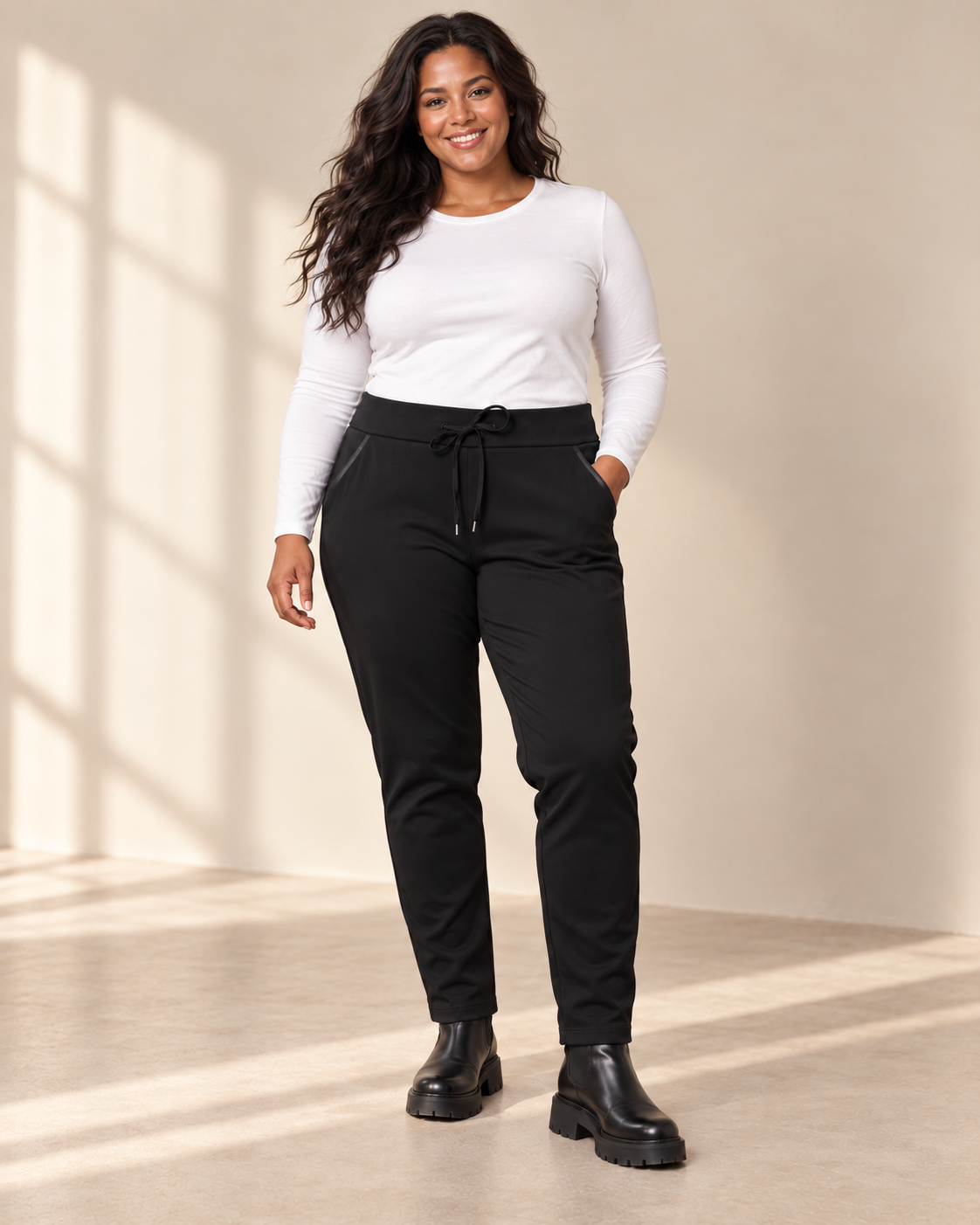 Svarta byxor Ellie från Mirelle Design med bred linning och smala ben