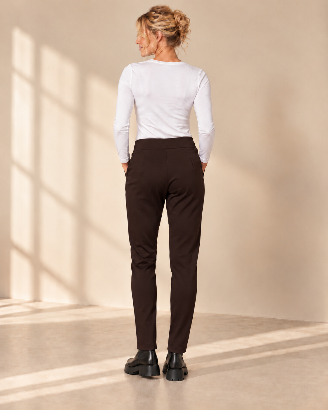 Bruna byxor Ellie från Mirelle Design med bred linning och smala ben