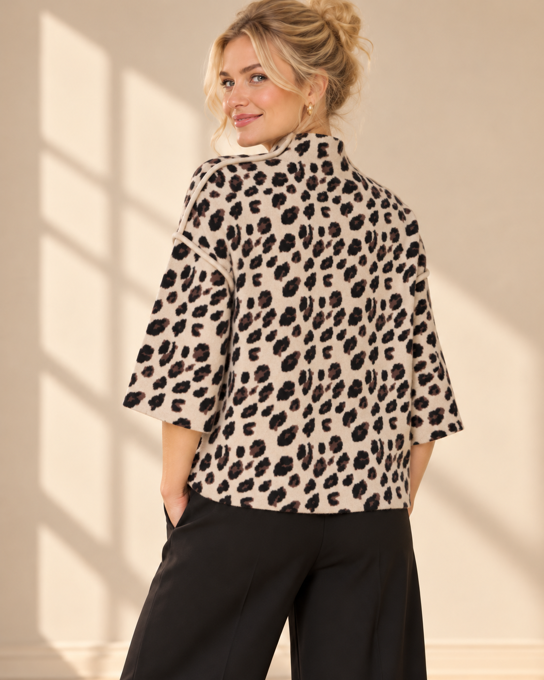 Finstickad tröja Leo Camel med leopardmönster i camel, svart och beige, korta ärmar och ledig passform.