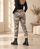 Fungo mönstrad camouflagebyxa Joggers Camo i mjuk viskosstretch med elastisk midja, dragsko och sidofickor.