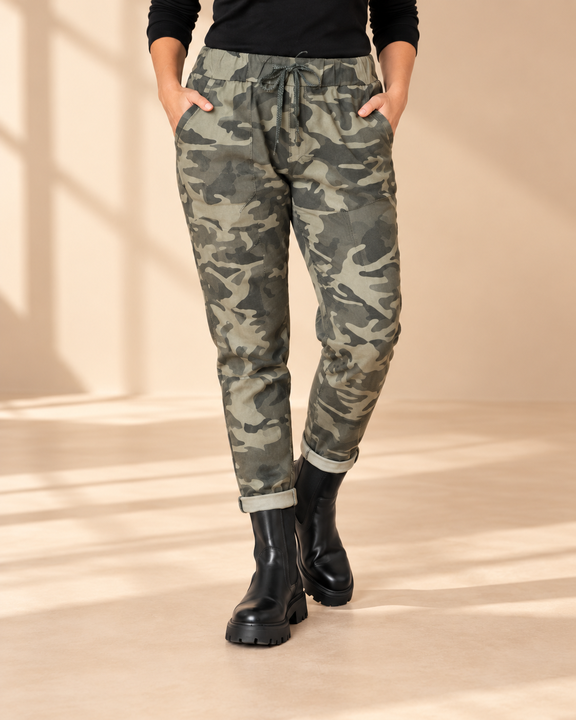 Khaki mönstrad camouflagebyxa Joggers Camo i mjuk viskosstretch med elastisk midja, dragsko och sidofickor