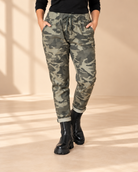 Khaki mönstrad camouflagebyxa Joggers Camo i mjuk viskosstretch med elastisk midja, dragsko och sidofickor