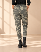 Khaki mönstrad camouflagebyxa Joggers Camo i mjuk viskosstretch med elastisk midja, dragsko och sidofickor