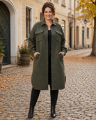 Jacka Inga khaki – lång jacka med knäppning, ledig passform, queensize, Dimoda