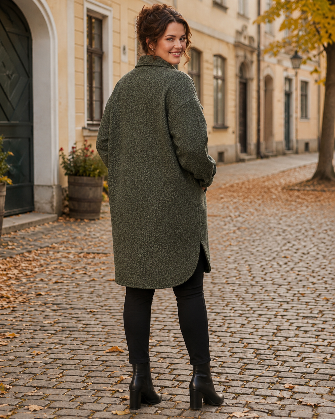 Jacka Inga khaki – lång jacka med knäppning, ledig passform, queensize, Dimoda